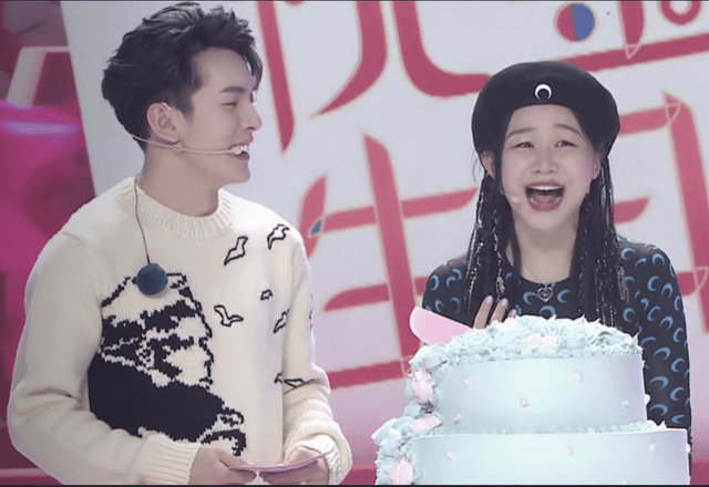 李佳琦霸道总裁上身,拿行李箱给金靖装礼物,这不结婚很难收场啊_网友