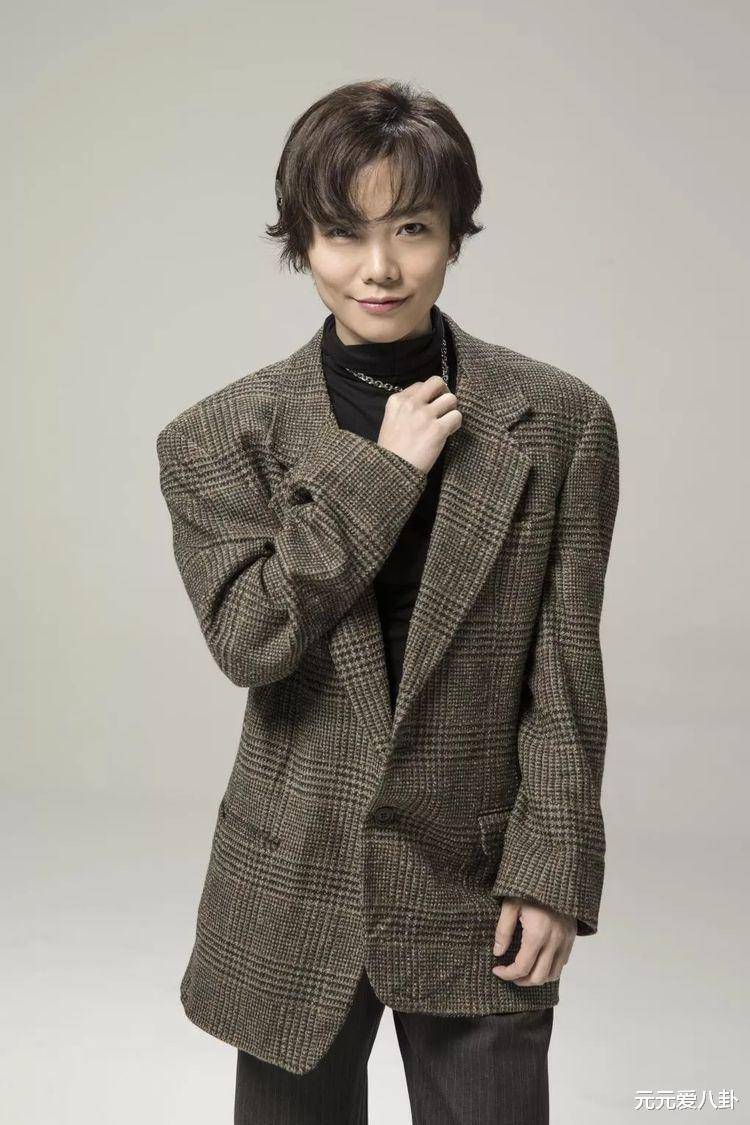 许飞情商低的令人发指,声援新招数,把好友婚纱照上新娘换成她?