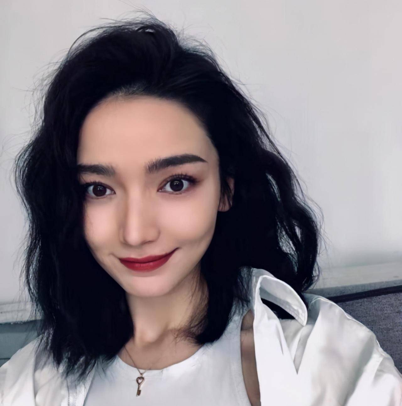 中戏校花代斯,素颜近照曝光,浓妆淡抹下,显得很漂亮,很有气质_胭脂_剧