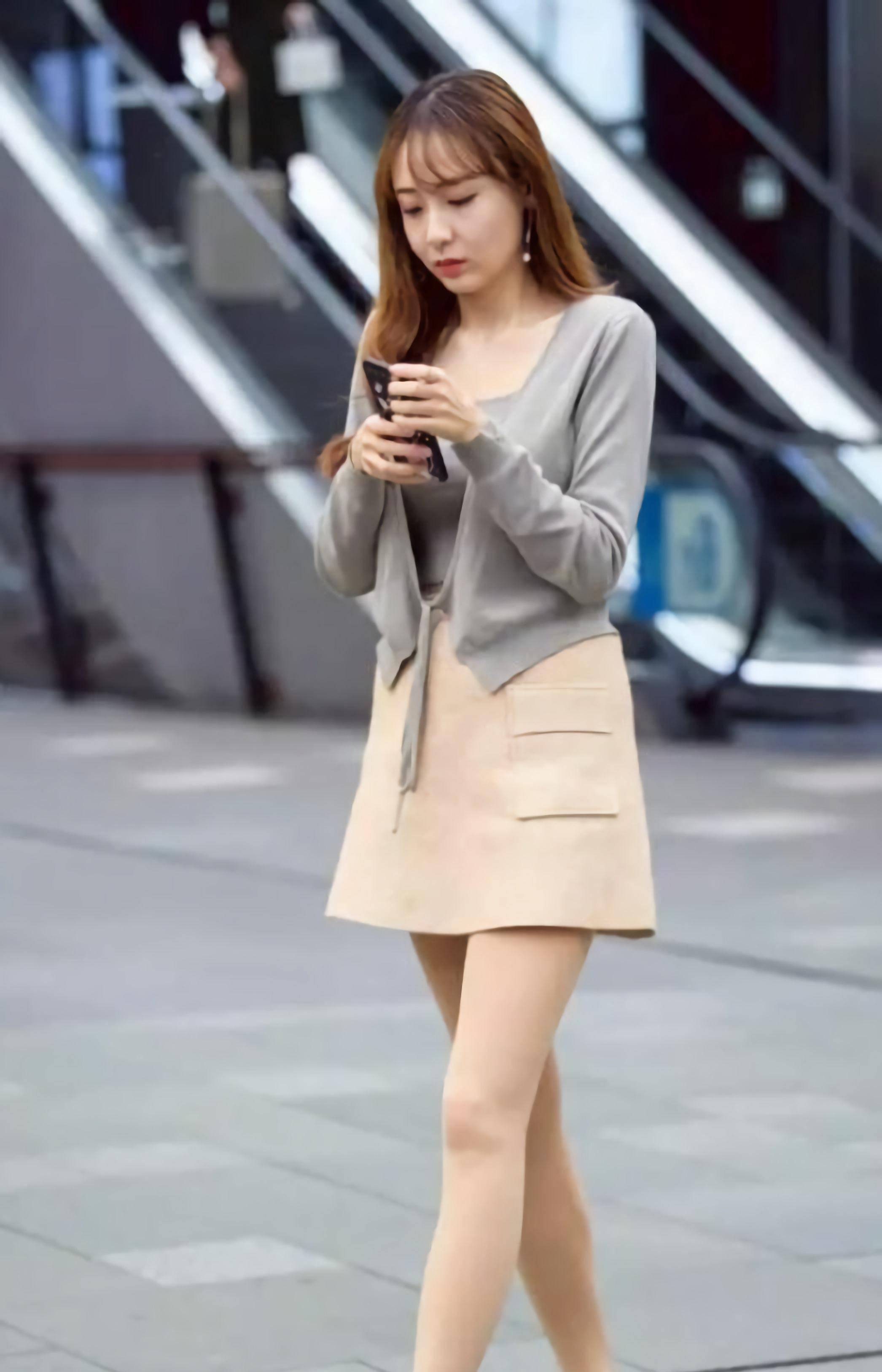 街上美女的短裙搭配魅力十足,苗条与微胖之间,男人该如何选择?