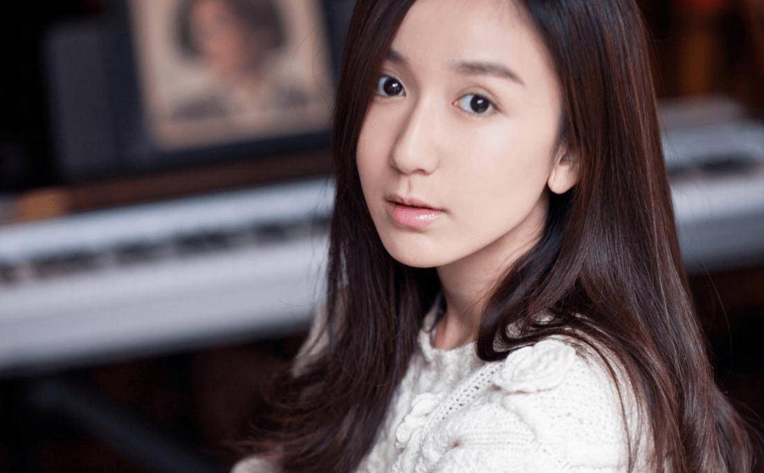 娄艺潇晒跳舞视频,脸部僵硬不自然,网友:像张新成戴假发