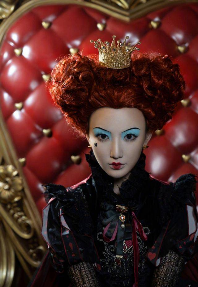 因为小的时候偷吃果塔的是白皇后,而白皇后把责任推给了姐姐红皇后