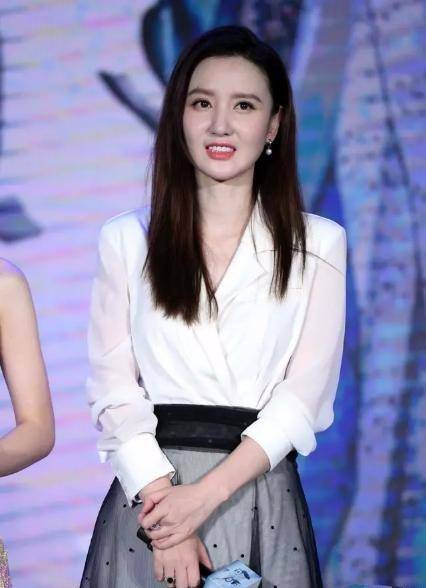 张萌终于放大招, 穿无袖连体装尽显"3d"身材, 172身高美极了_颜色