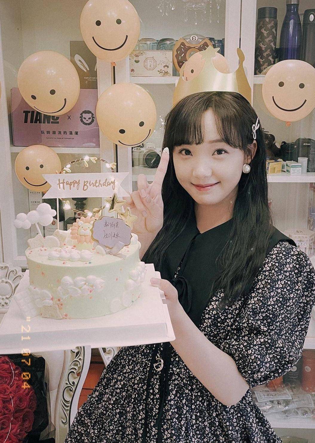 吕小雨生日发照,碎花连衣裙生日眼镜好有特色,是个小公主_感觉_白色