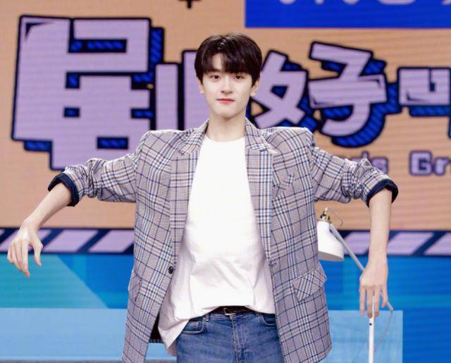 粉丝都坐不住了_林一手_电视机_合体