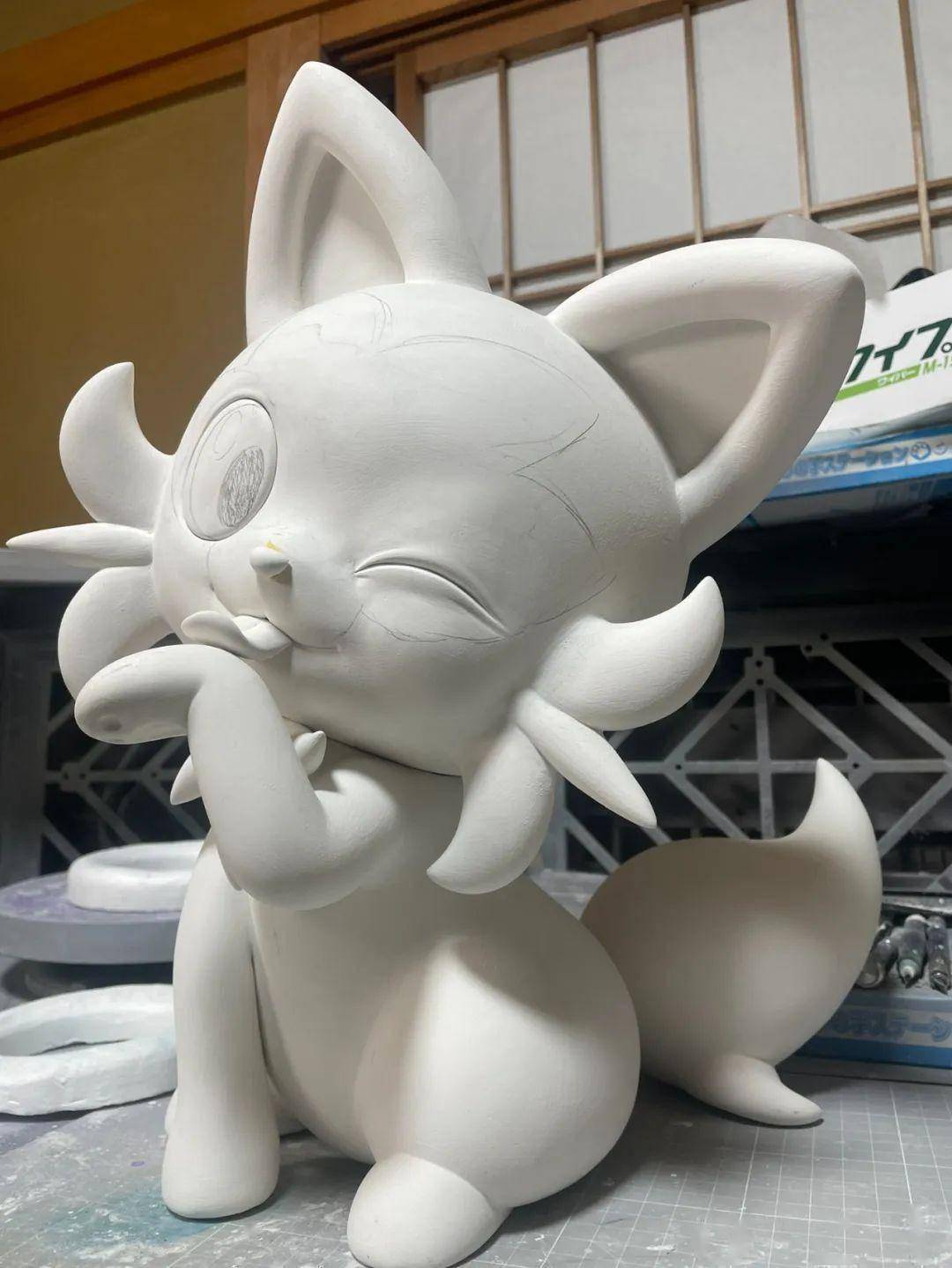 日本手工玩家作品《宝可梦 朱/紫》等比例「新叶喵 」