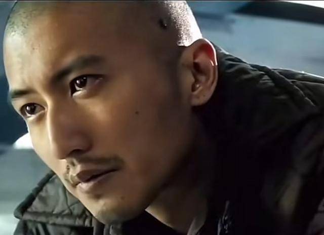 他叫林超贤,拍摄现人时,他强迫谢霆锋,剃光头.