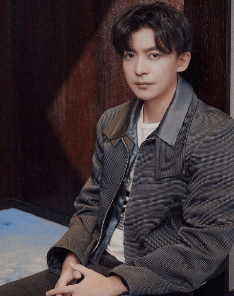 李佳航自曝上学时收情书到手软,本来不相信,看清旧照被打脸了!