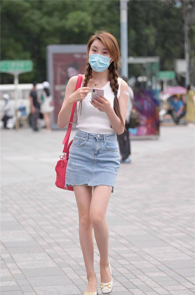 牛仔短裙,夏季清凉穿搭,是很多时尚姑娘喜欢的款式