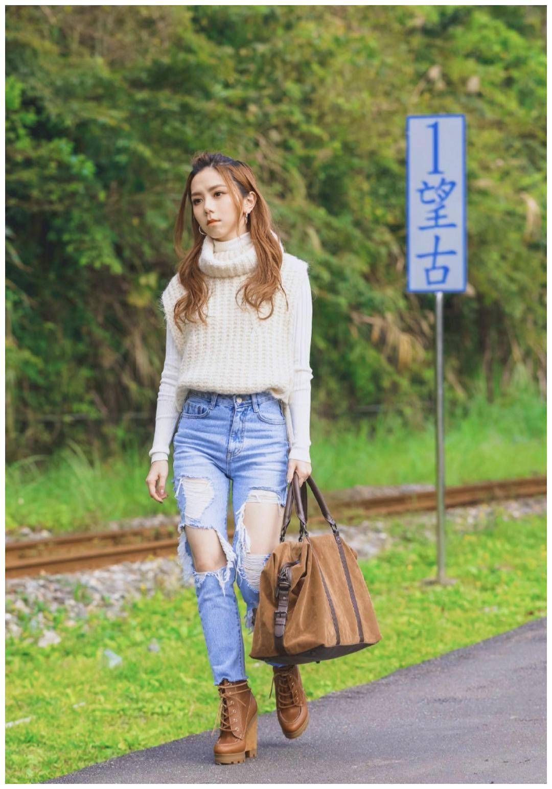 邓紫棋用针织衫混合牛仔裤,温柔的针织品质感和丹宁风碰撞,分分钟