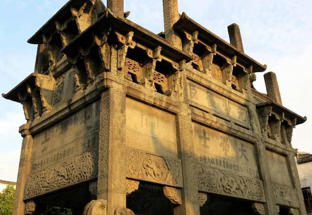 上刻许国功绩"少保兼太子太保礼部尚书武英殿大学士许国"因此许国石