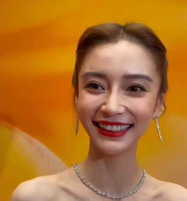 明星的脸真的完美吗?从皱纹到妆发,高清电视下暴露细节