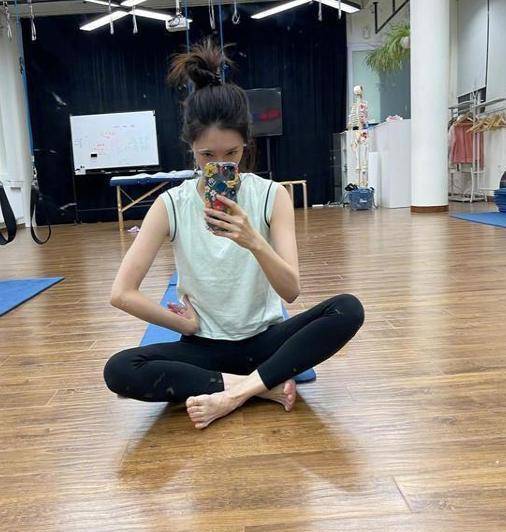 健身爱好者江疏影,在网上晒出健身照,满屏大长腿,"腿精"无疑_身材