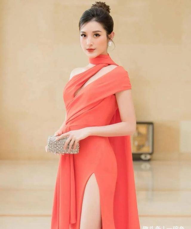 nguyen穿上礼服时像降落在人间的仙女~不过要说到nguyen最出圈的照片