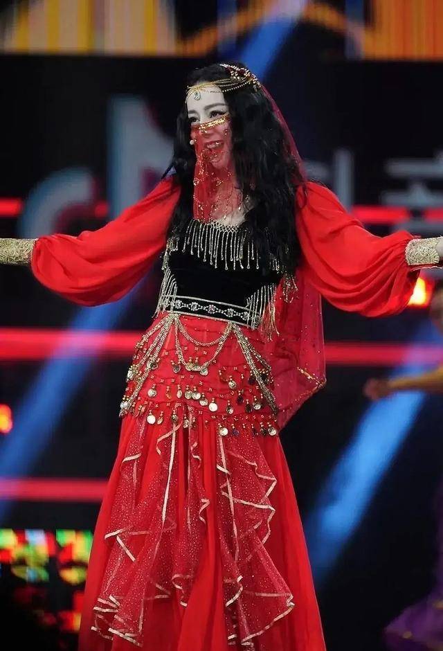 女星跨年晚会造型,李宇春蓝色头发夺眼球,佟丽娅好像星球战士!