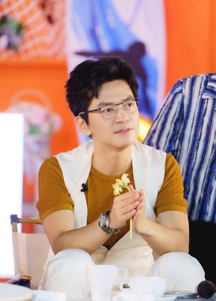 李健,周深的《贝加尔湖畔》,像微风,像月光,醉了这夏夜_唯美_声音