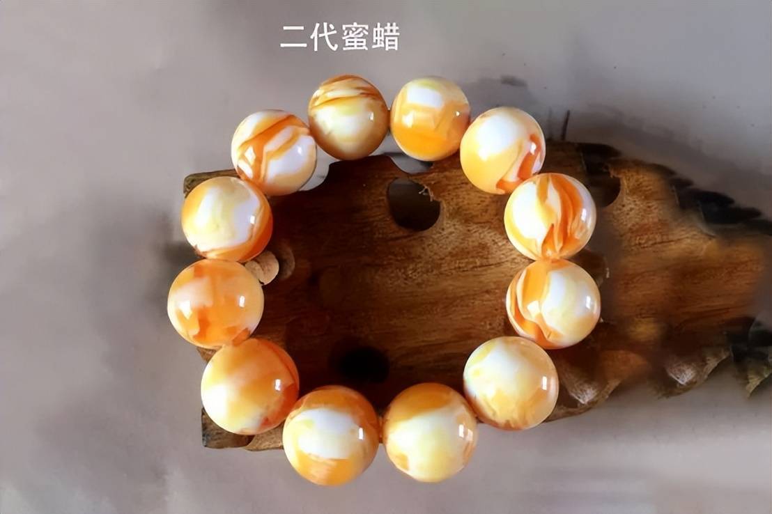 琥珀蜜蜡 白腊 都是纹路惹的祸：看起来很真的白花蜜蜡竟然是假的！这些拼接蜜蜡害了