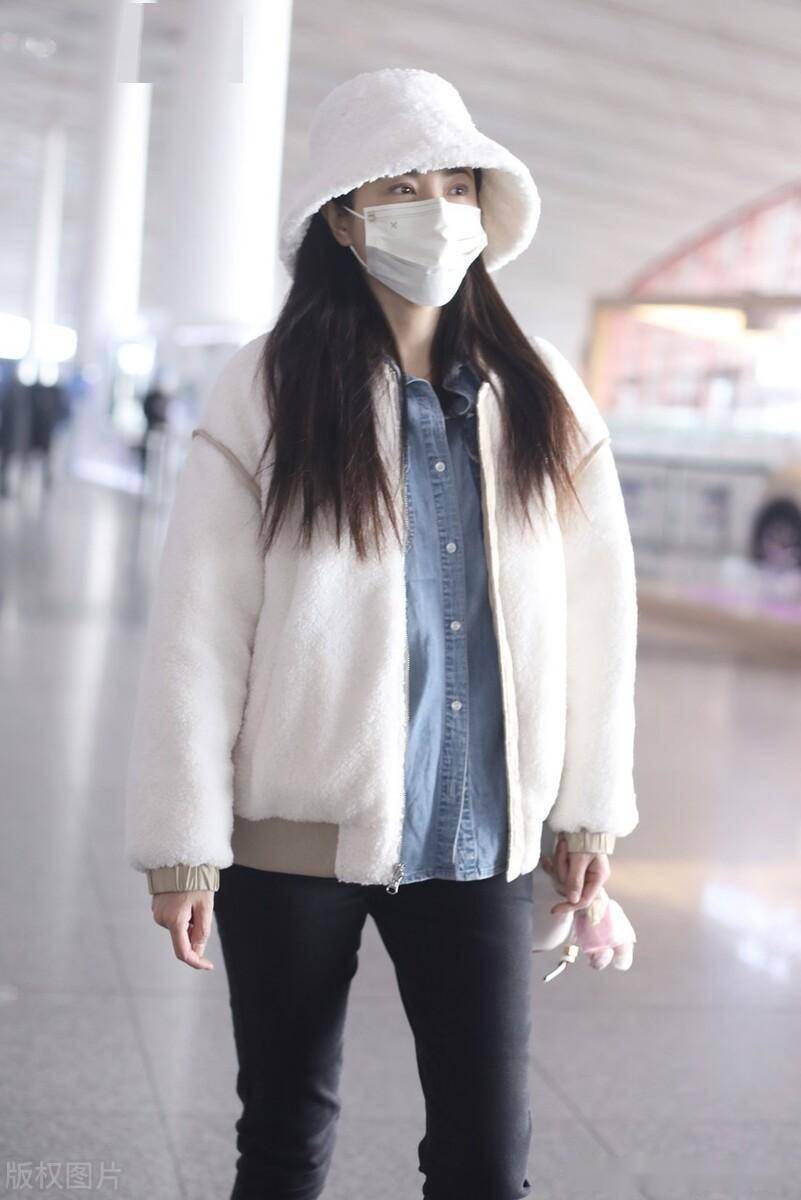 街拍:曾黎渔夫帽 白绒上衣 黑色修身裤温柔素净_上海虹桥机场