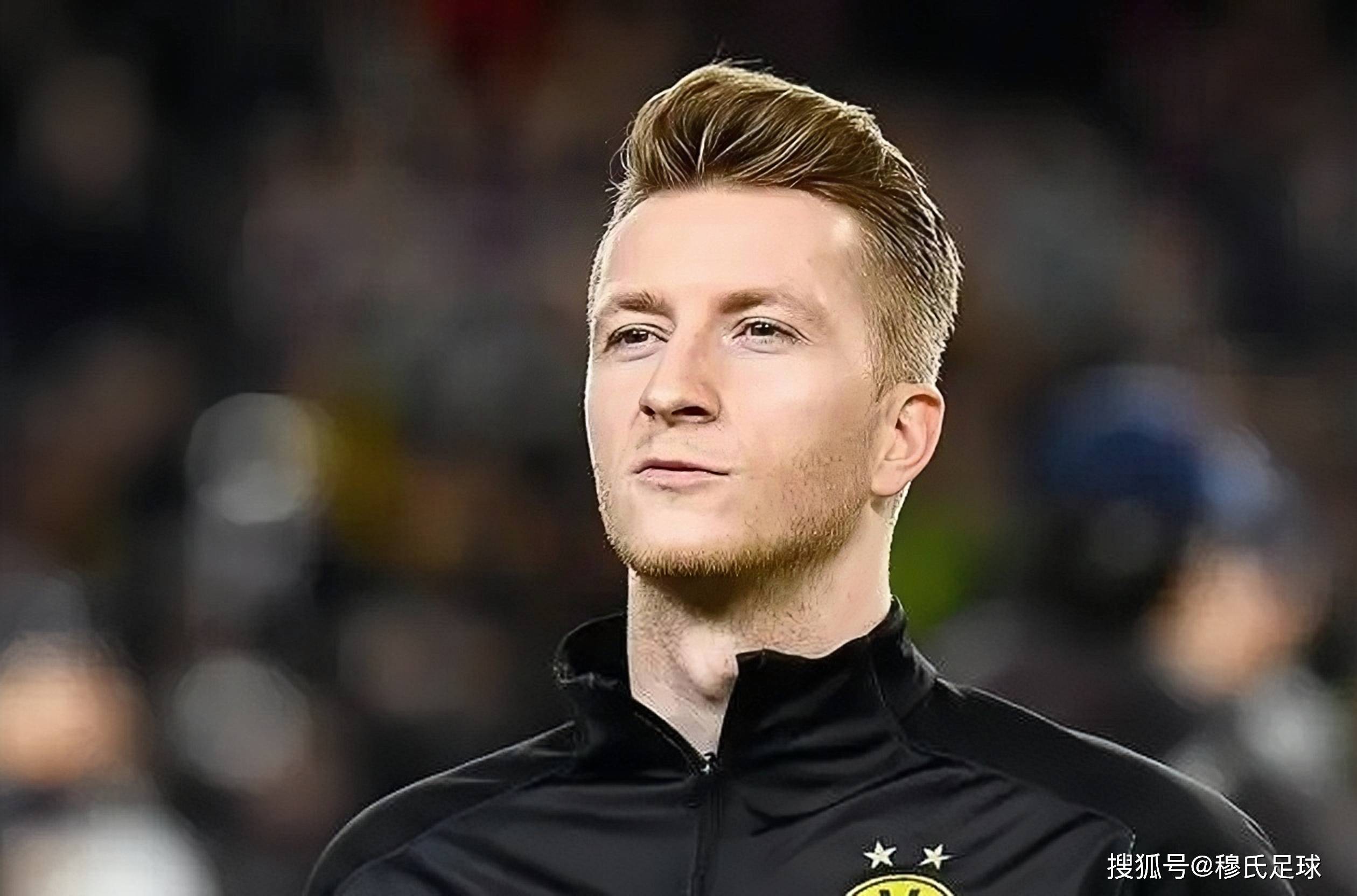 当年多特蒙德两大明星球员格策和莱万被拜仁用重金挖走后,罗伊斯原本