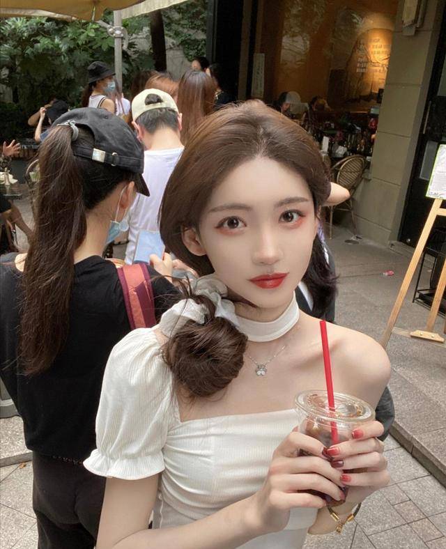 千万粉网红p图太狠,意外撞脸女装大佬李由,真爱粉都分不清了_温精灵