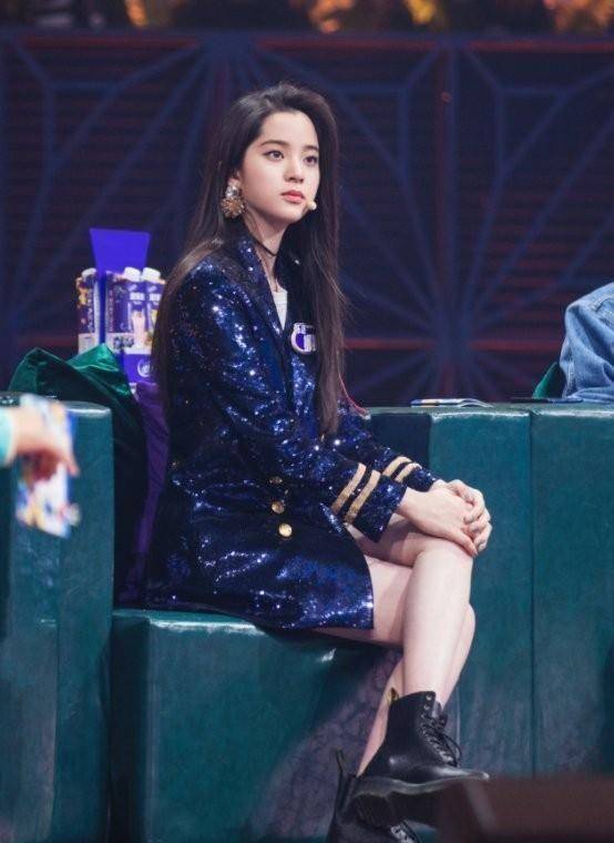 欧阳娜娜短裙下"打结腿"出镜,又被酸到上热搜:没8