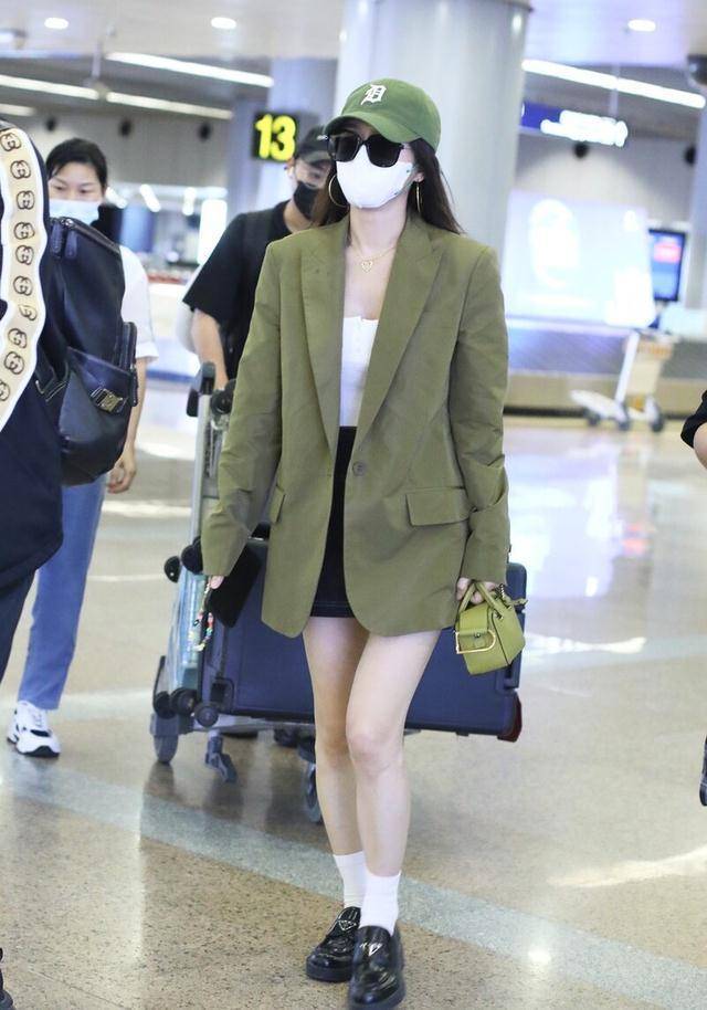 穿西装配短裙玩下衣失踪,减龄又洋气_黑色_色彩_基础