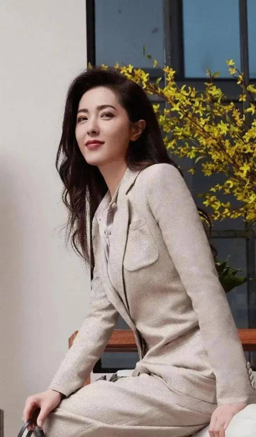 曾黎美图欣赏,气质出众魅力四射,爱而不得的时候再爱就不礼貌了_情绪