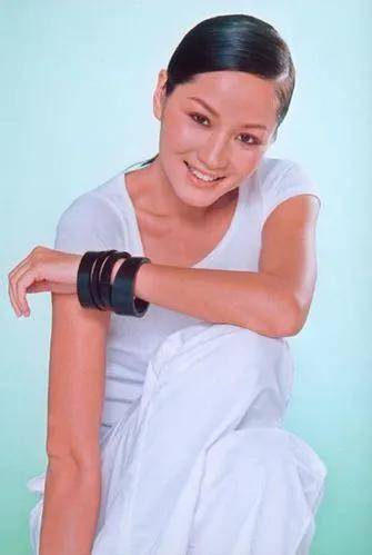 "中国第一超模"瞿颖:影视歌模四栖明显,51岁却还没结婚没孩子_时候