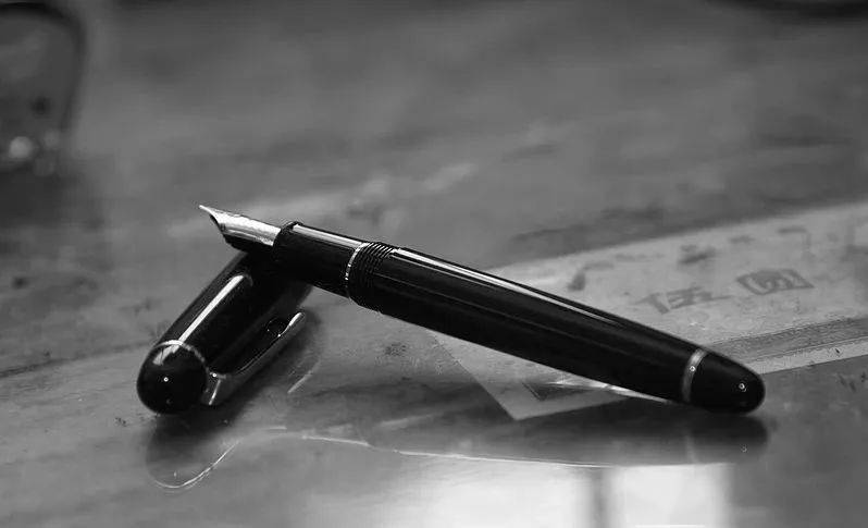 名家 丨 梁晓声 : 我的第一支钢笔_母亲_力气_邻居