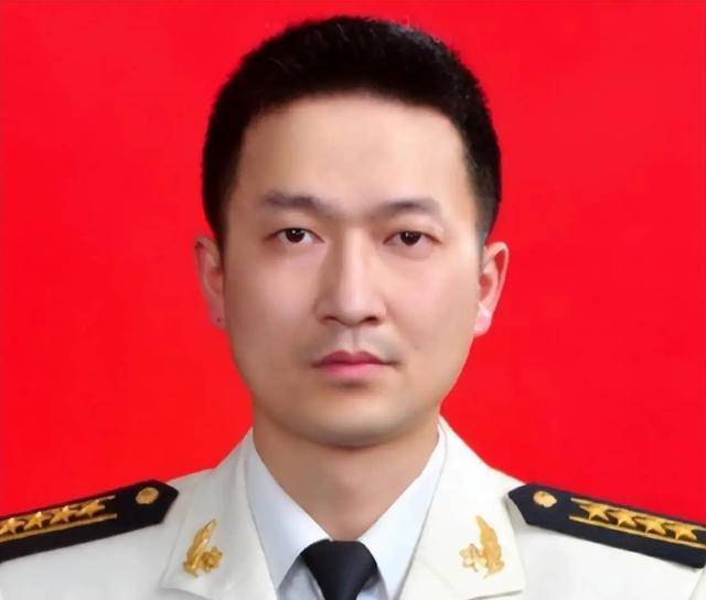 肖飞是1977年生人,在2002年时被吸纳进了马伟明院士的科研团队.