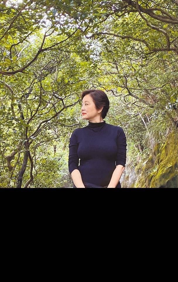 66岁林青霞时尚犹存,穿紧身登山服显"时尚美",归来仍是女神_穿着_红色