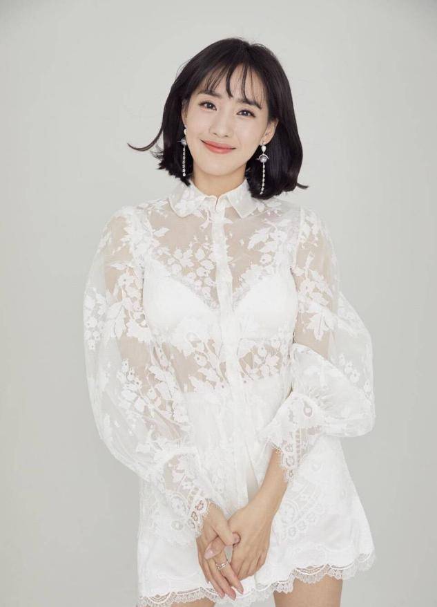 王智个子小身材却时尚,穿吊带裙也藏不住凹凸感,意外美出新高度_裙装