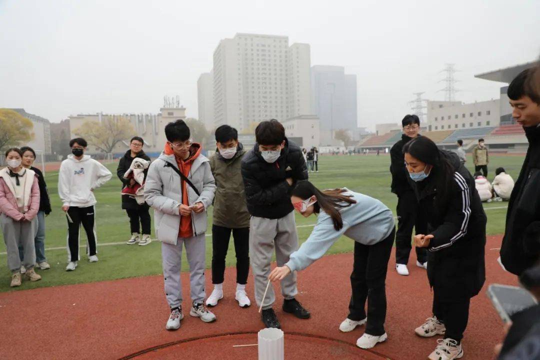 最後一個遊戲是四人五足,由參賽人員自行捆綁繩子,安排站位.