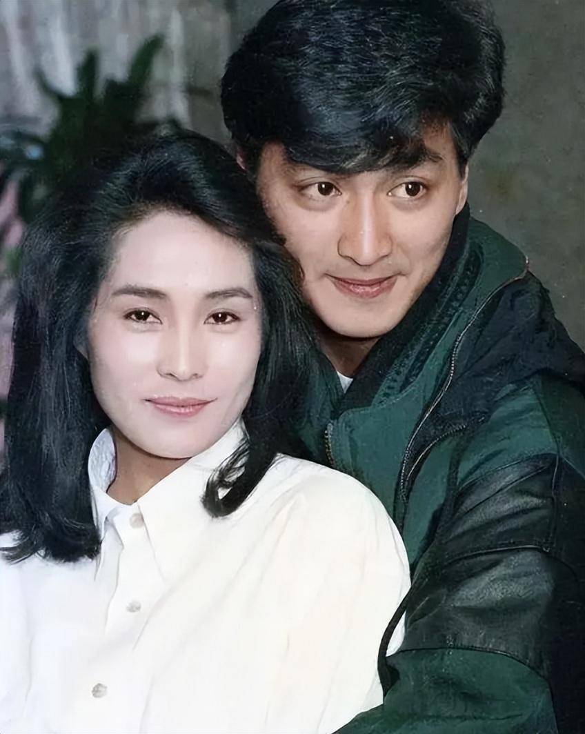 "展昭"何家劲:初恋女友患肝癌不离不弃,23年坚持令人为之动容