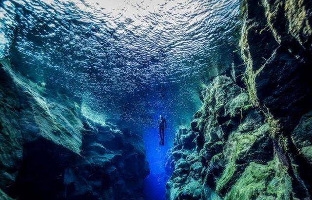 4000吨潜艇驶进2600米海底悬崖,129人遇难,22枚核弹不知所踪_核武器