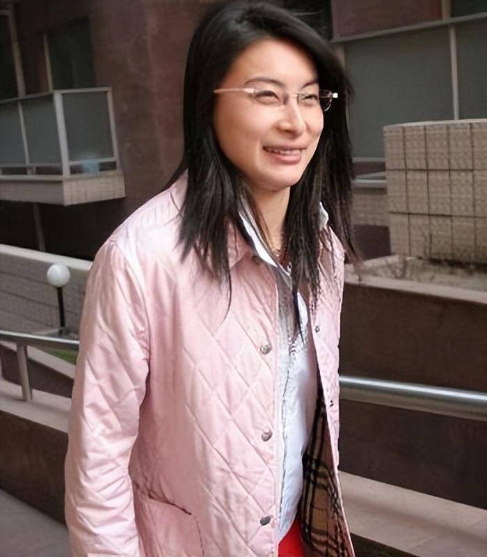 "清醒贵妇"郭晶晶:嫁豪门却过朴素生活,疑遭贵妇排挤获公公撑腰