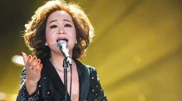 上台前得知即将离婚,她强忍泪水唱完,不料竟成乐坛经典_杜丽莎_观众