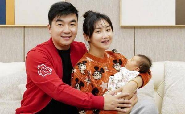 梁超前妻仍把婚纱照当背景,细节暴露离婚原因_老公_节目_运作