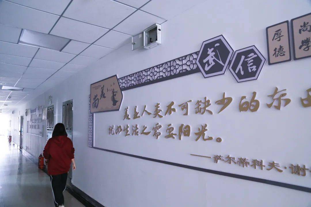 以明理,惜时,善思,力行,尚美为主题以修德,立志,勤学,笃实,仁爱为主题