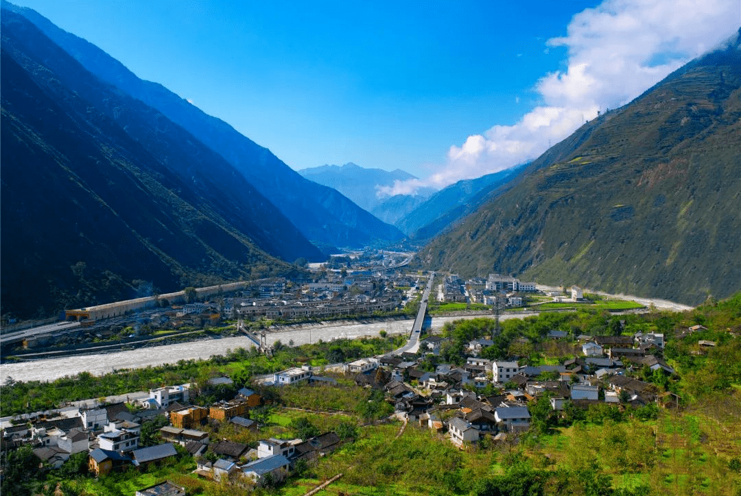 绵虒镇位于岷江河畔,地处汶川县城西南部,素有"大禹故里,西羌门户"的
