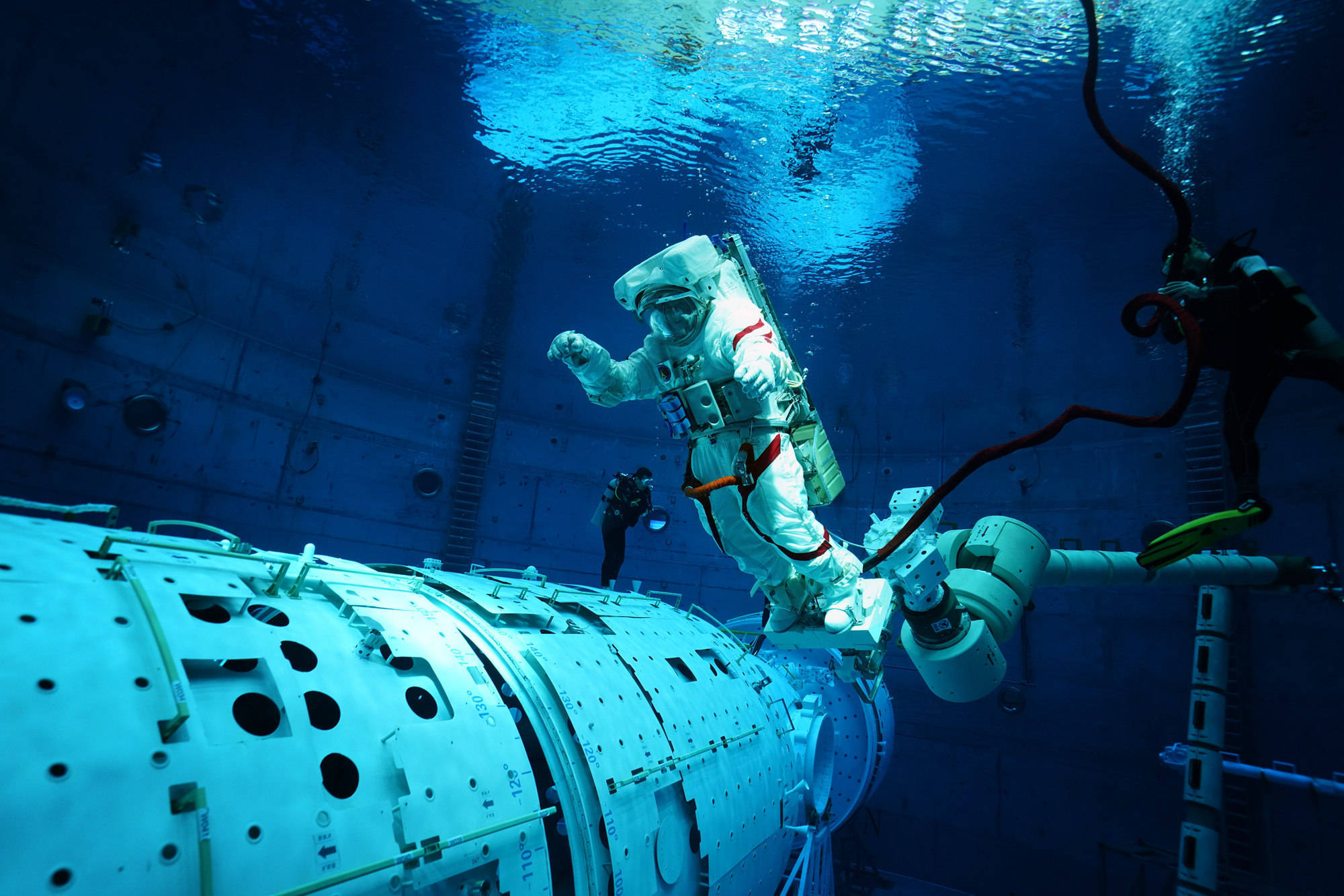 模拟舱……20张图看神舟十五号航天员日常训练_徐部_孔方舟_进行