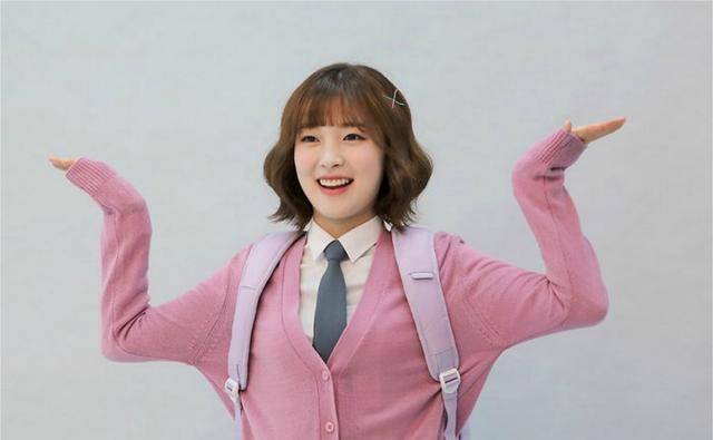 在公开的照片中,是崔乂园arin正在拍摄韩国同名漫画