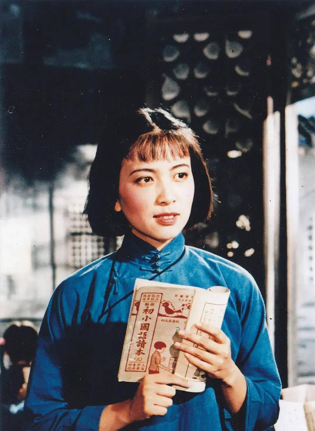 1959年,她在《我们村里的年轻人》当中饰演农村女青年孔淑贞一炮而红