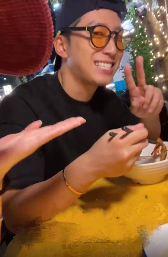 何超莲带窦骁吃大排档!