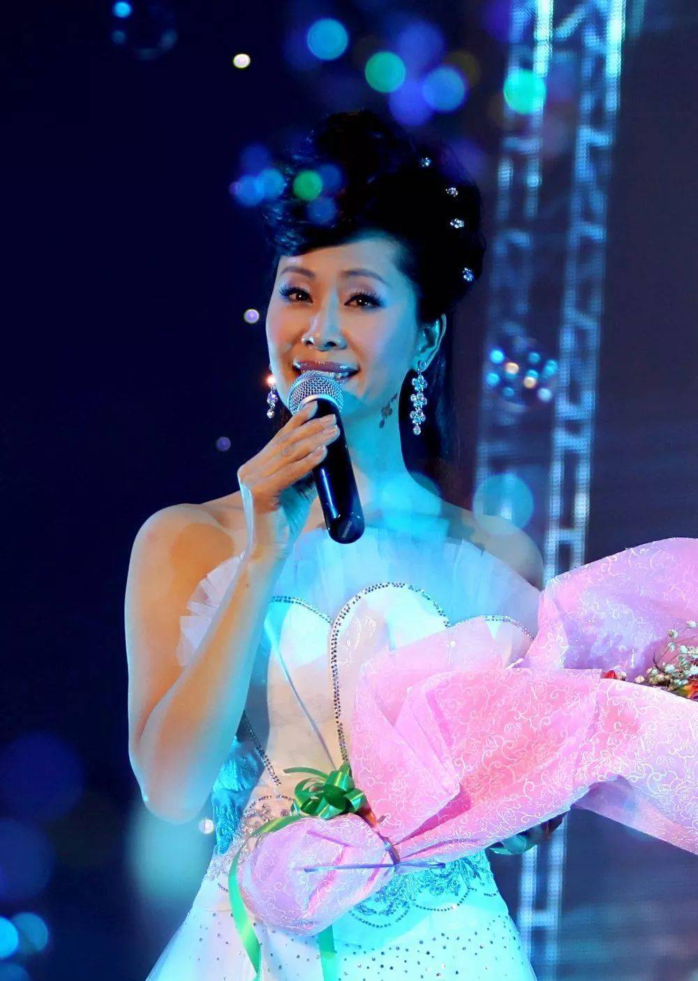 与学生传绯闻她,曾四登电视舞台,分手后与丑男丈夫结了婚_于文华