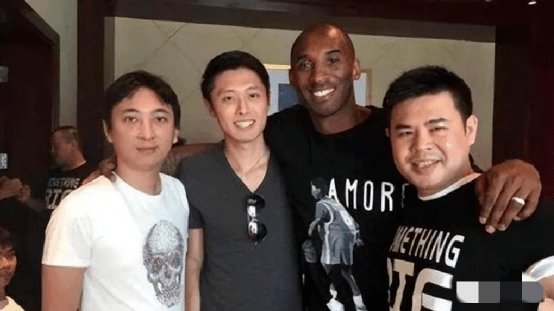 也正因为自己富二代的身份,买超就连追星都追到了著名球星面前,此前就