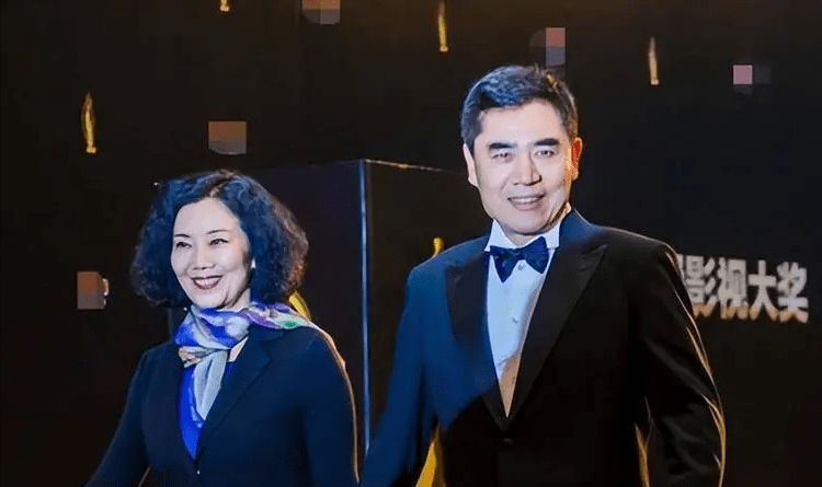 "模范丈夫"陈宝国:与初恋恋爱8年结婚,婚后38年零绯闻_赵奎娥_婚姻