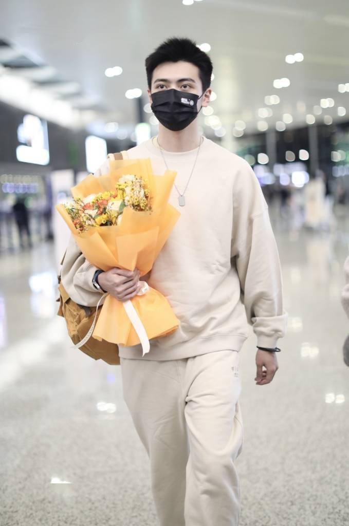 焉栩嘉利落短发现身机场 搭配卡其色休闲装阳光少年感满满_卫衣和