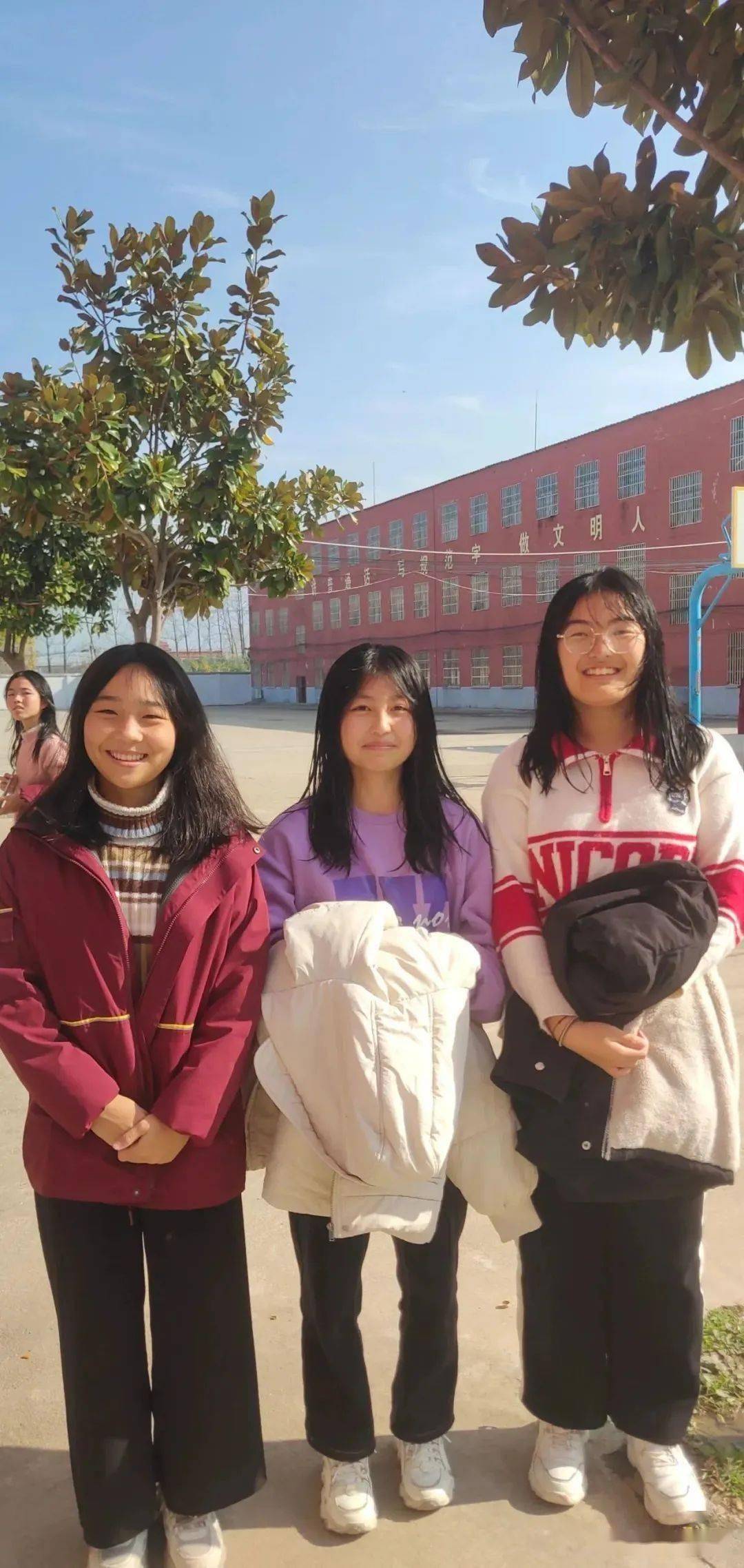 汝南县东官庄二中:洗洗头发真清爽,哈哈一笑真开心_生活_王想_疫情