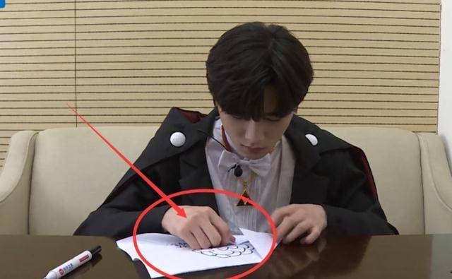 宋亚轩手写字还要捂着,看到他写完后的字体:还没我用脚写的整齐_偶像